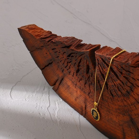 NEW 18K Gold Plated Queen Elizabeth Portrait Black Enamel Oval Pendant Necklace - Picture 8 of 8